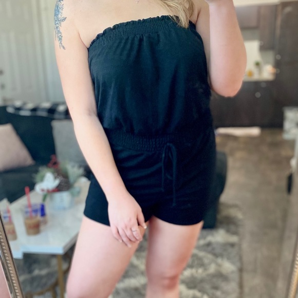 ❌SOLD 🖤 Black Strapless Romper - Picture 3 of 3